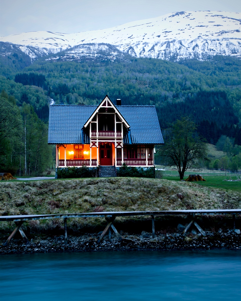 britejazz's tweet photo. Who want's to move in there?⁠
⁠
A beautiful and tiny house in the middle nowhere in Norway. 🏠🏔️

My Instagram: https://t.co/kzO5Uzq1IU

#travel #tinyhouse #river #mountains https://t.co/vMZ6gGg8yu