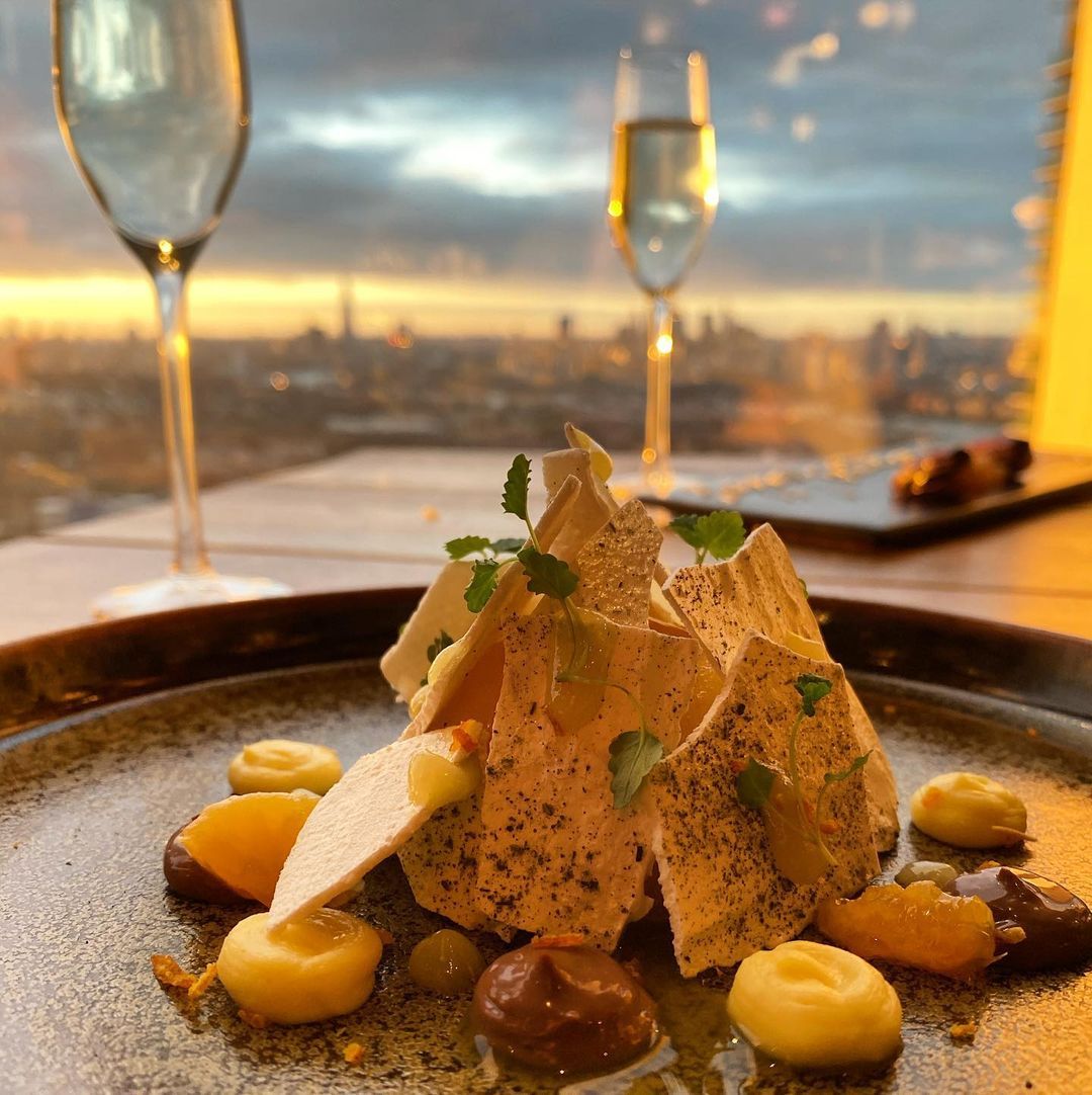 The 37th-floor views never disappoint, and neither does the taste of this delicious Clementine tart with Flames meringue 😍 

Thank you for sharing this great photo @innocent_cheats! 📸