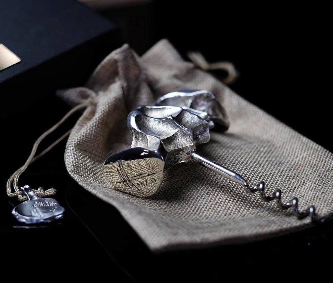 Empreinte par Audiard
Tire-bouchon moulé sur votre propre main.
Une œuvre d’#art pièce unique intime et forcément très personnelle, appelée à devenir un objet de mémoire, de transmission.
Existe en bronze argenté ou doré (or 24 carats)
empreinteparaudiard.com
#vin #luxe