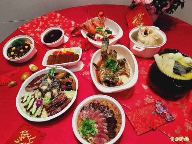 Tentang tradisi sebelum Imlek, saat Imlek, setelah Imlek, dan yang berhubungan dengan Imlek; termasuk mitos.Sebuah utas.