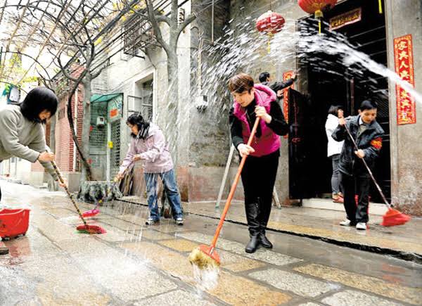 Seminggu sebelum Imlek, ada yang namanya ‘sao nian’ (扫年), alias ‘menyapu tahun’. Seminggu ini (atau kurang boleh), biasanya akan diisi dengan bebersih rumah, renovasi rumah, deep cleaning deh.Bebersih dilakukan untuk menyapu semua hal buruk yang terjadi di tahun lalu.