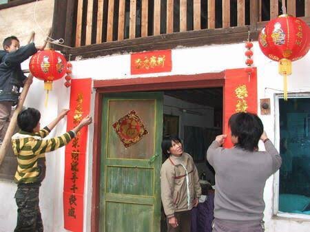 Seminggu sebelum Imlek, ada yang namanya ‘sao nian’ (扫年), alias ‘menyapu tahun’. Seminggu ini (atau kurang boleh), biasanya akan diisi dengan bebersih rumah, renovasi rumah, deep cleaning deh.Bebersih dilakukan untuk menyapu semua hal buruk yang terjadi di tahun lalu.