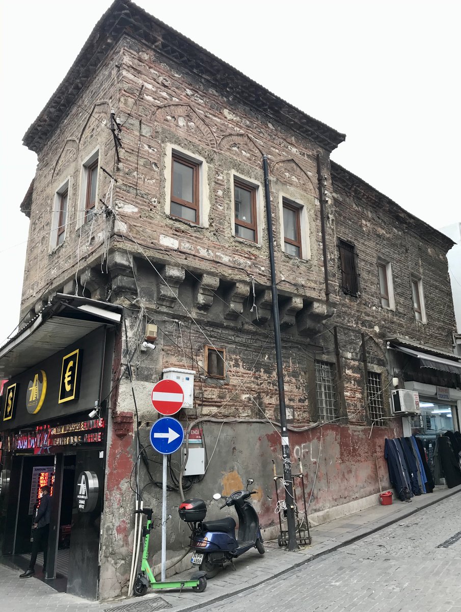 patyale's tweet photo. During course of stroll round #Sultanhamam part of #İstanbul noticed this building which I now know was the early C18th (I think) Aşir Efendi Kütüphanesi (Library). Books removed to Süleymaniye Kütüphanesi after WWI. https://t.co/HRxOuVCkpH