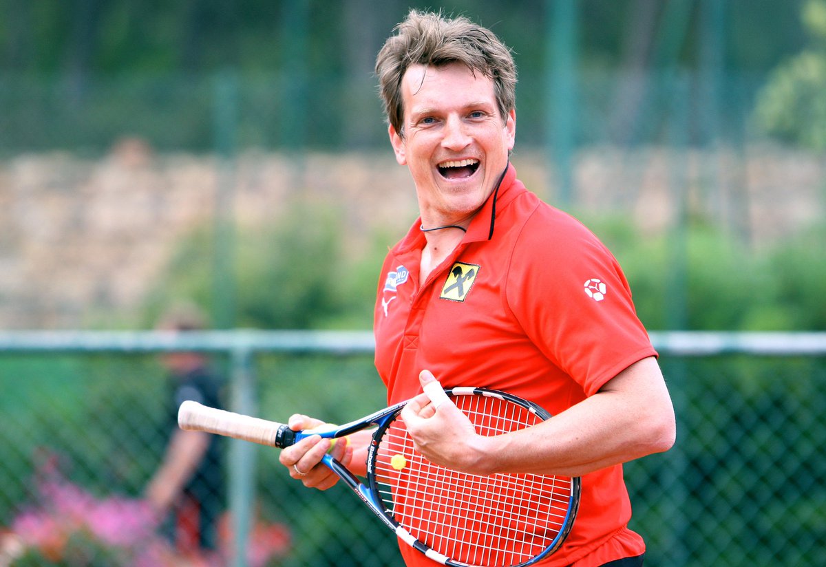 Andreas Herzog imitiert Gitarre spielen mit einem Tennisschläger