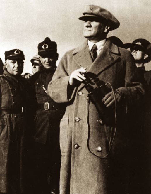 "Orduya ilk katıldığım günlerde, bir Arap binbaşısının 'Kavm-i Necip evladına sen nasıl kötü muamele yaparsın' diye tokatladığı bir Anadolu çocuğunun iki damla gözyaşında Türklük şuuruna erdim.