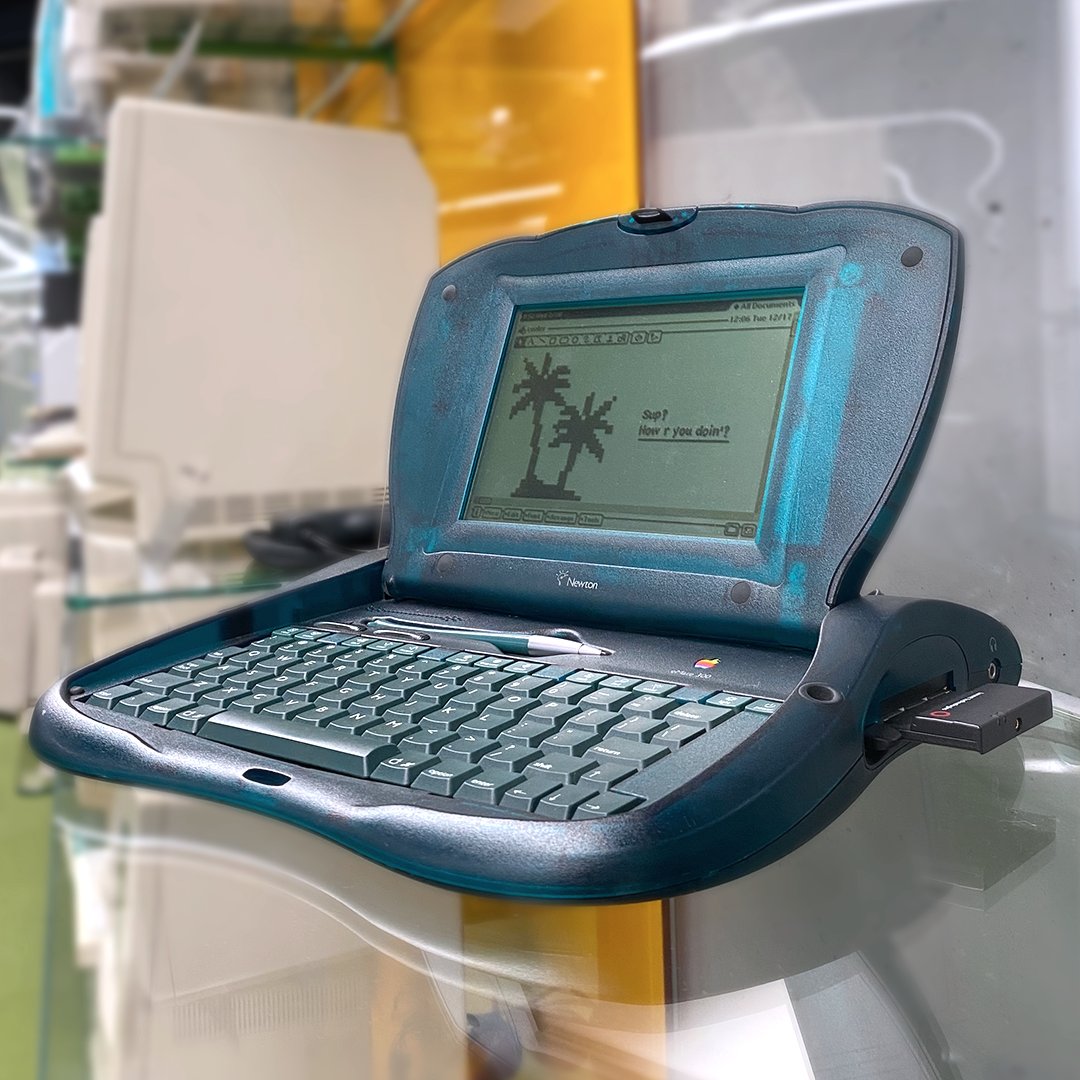 cleanmymac's tweet photo. A Mac you could use as a pad? This is eMate 300, a personal digital assistant running Newton operating system, stored in our #MacMuseum 🤩
eMate 300 was released in 1997 and had a built-in rechargeable battery that lasted up to 28 hours on a full charge! Pretty impressive 🔥 https://t.co/v4n3yPhoHF