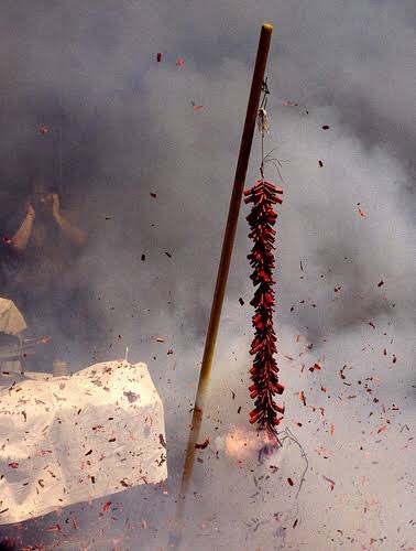 Kalo Imlekan di kampung bapak sy di Kalbar seru banget. Jam 4 pagi dibangunin, terus rame-rame nontonin kembang api yang banyak macem.Jalanan rame & meriah, semua tetangga juga keluar. Abis itu, kita mandi jam 5, siap-siap ke Klenteng~