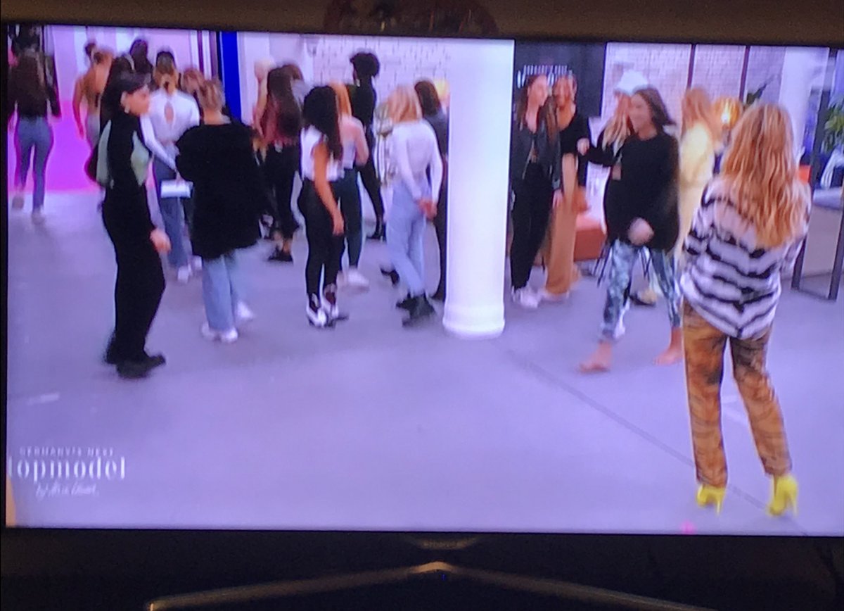The__Rina's tweet photo. #GNTM Heidi trägt heute nicht nur ein sonder gleich ZWEI Tiere https://t.co/6RcMhB1dY1