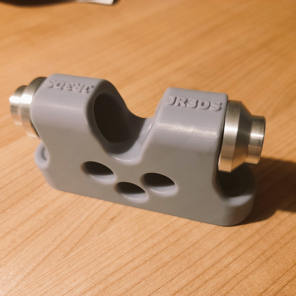 Over the moon with these! Fork and spare wheel mounts by Jake <a href="/JR_3DS/">JR3DS</a>👌3d print quality is spot on as are the machined interchangeable axle inserts! No point spending thousands on bikes to get damaged in the back of a van! #mtb #ukmtbchat #absolutemtb #xcracer DM him to order 👌