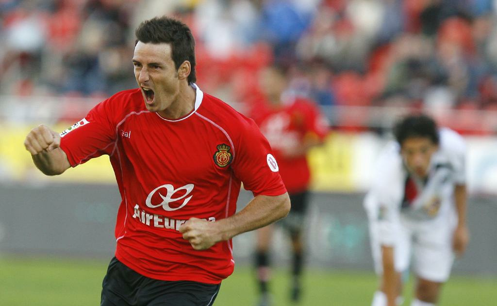 5. Escale à Majorque Il signe un contrat de 4 ans à Majorque le 4 août 2008. Lors de sa première saison, il termine meilleur buteur de son équipe cette même saison et à la 9e place des meilleurs buteurs de Liga.