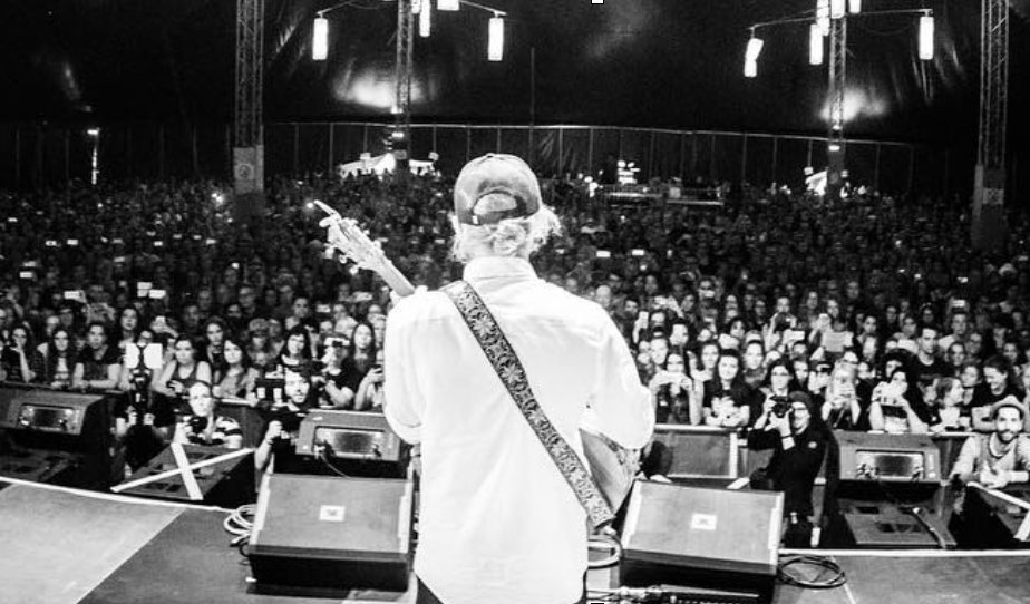 TomFelton's tweet image. miss seeing all of your beautiful faces x  #tbt #nationalguitarday