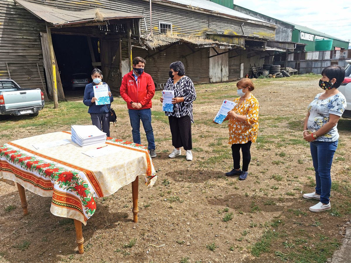 Hoy es un gran día para las 133 familias del Comité de Vivienda San Miguel de #Purranque. Cuidando los protocolos sanitarios, entregamos a la Sra. Ana María, en representación del comité, los subsidios que permiten avanzar en su proyecto habitacional, ya en construcción 🏗️🧱🔨✅