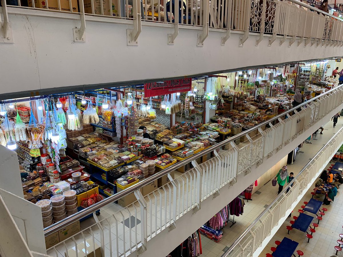 Bila-bila pergi Kedah, aku tak pernah fail lagi singgah Pekan Rabu, untuk shopping / makan / cuci mata. Bila tak dapat berjalan ni frust jugak tak boleh ke sana. Tapi rupanya Pekan Rabu ada Shopee store !Ini adalah bebenang apa yang aku beli dekat shopee Pekan Rabu! Haha! 