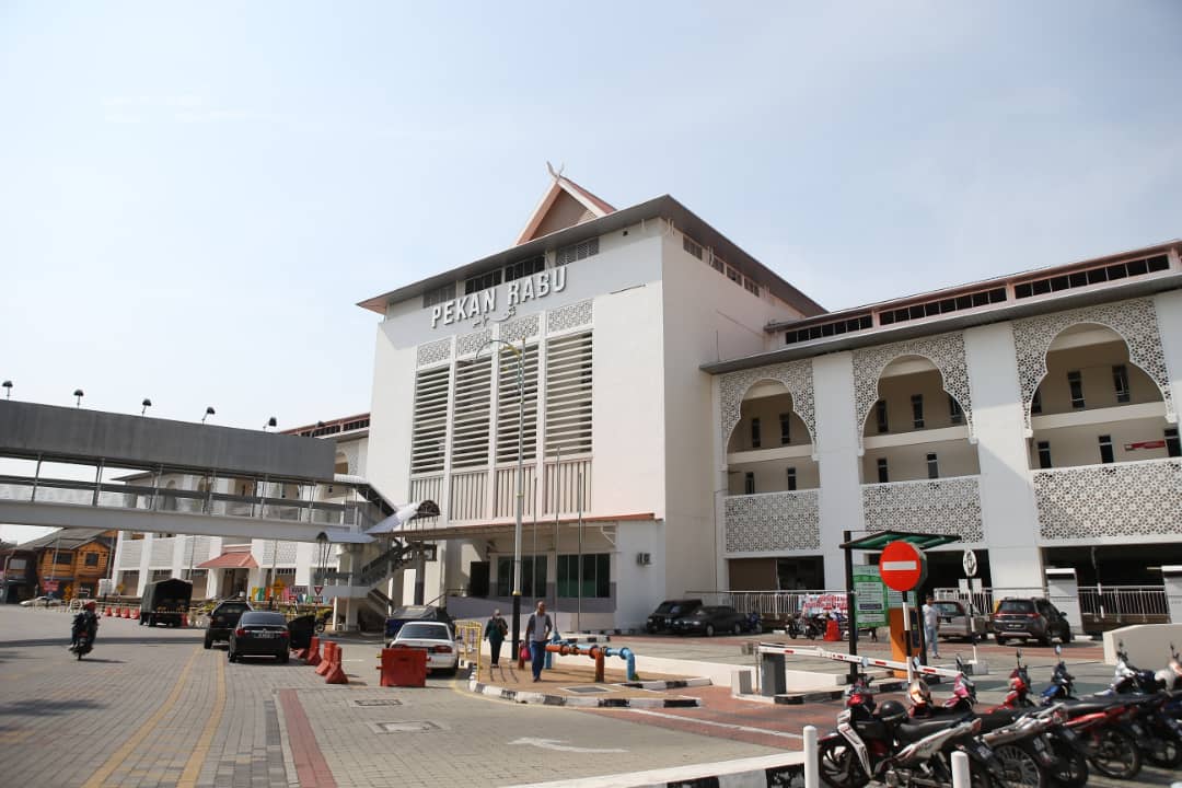 Bila-bila pergi Kedah, aku tak pernah fail lagi singgah Pekan Rabu, untuk shopping / makan / cuci mata. Bila tak dapat berjalan ni frust jugak tak boleh ke sana. Tapi rupanya Pekan Rabu ada Shopee store !Ini adalah bebenang apa yang aku beli dekat shopee Pekan Rabu! Haha! 