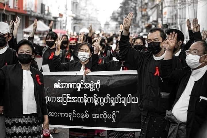 KyawKoKoTun9's tweet photo. Lawyers refuse to recognize the military regime and have come out on roads. ရှေ့နေတွေထွက်လာပါပြီ #CDM #CDM_Revolution #Dutycoat_revolution https://t.co/ncliCkJirh