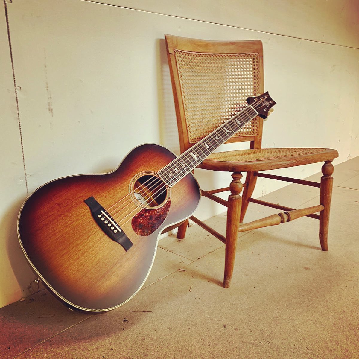 PiersPRSGuitars's tweet photo. Just in ๐ the 2021 SE Parlor in Tobacco Sunburst ๐
#prsguitars #nowineurope #prsparloracoustic #playprs https://t.co/rH2I1PrD0v