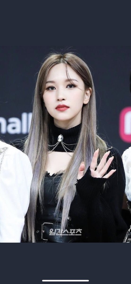 minathinking's tweet image. her duality from onstage and offstage is insane