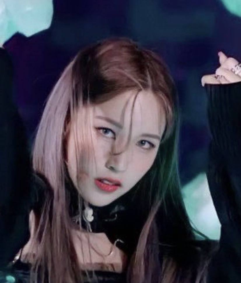 minathinking's tweet image. her duality from onstage and offstage is insane