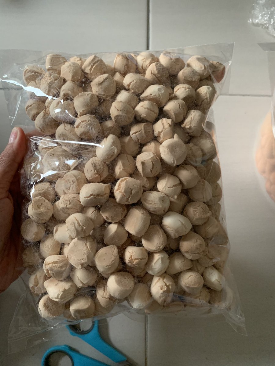 Dan sebenarnya aku cari kuih bangkit ni je! Sedappp!! Manis lemak bersusu, cair di mulut! Sumpah ketagih!!! Kat sana depa panggil kuih telur lebah? Kena try ni geng! Konfem tak nyesal!!!Shopee   https://shp.ee/f8p7hb7&nbsp;