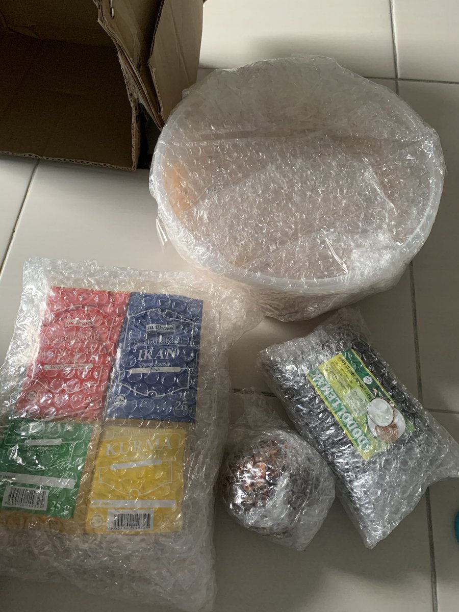 By the way nak tunjuk yang they properly packed everything, selotep punya banyak and letak dalam kotak. Takde satu pun brg pecah or bocor. Kuih bangkit aku takde pun yang hancur! Bekas kuih bahulu pun x pecah! Shopee Pekan Rabu :  http://shp.ee/jvae9m7&nbsp;
