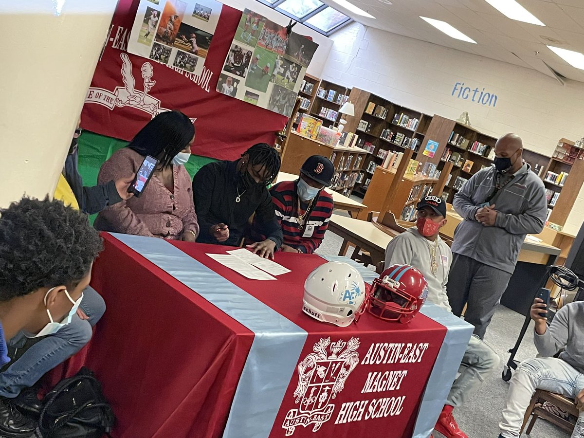 AE_Roadrunners's tweet photo. We had the opportunity to celebrate @keonsmith24 signing today! Finish the journey! https://t.co/iElVY34hc8