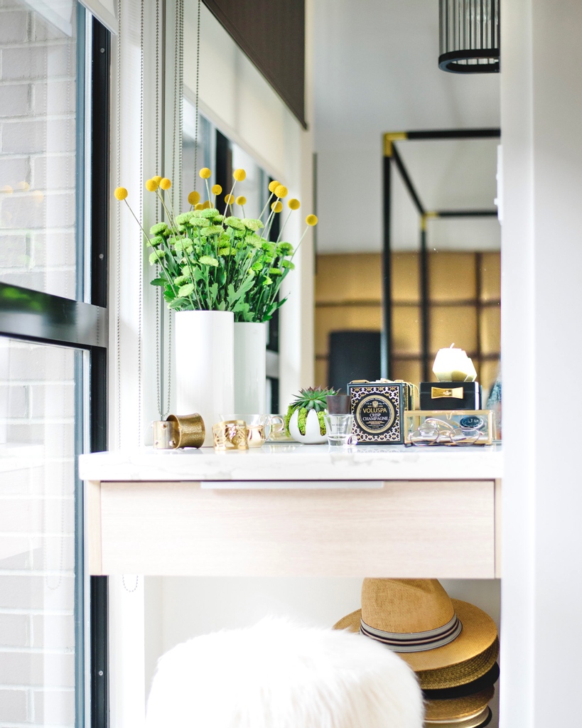 The Richards Residence / Ready for the day!💄
.
Never let a corner go unused! Utilize the bright corners in your room by adding a vanity!
.
📸 @julierowphoto.interiors