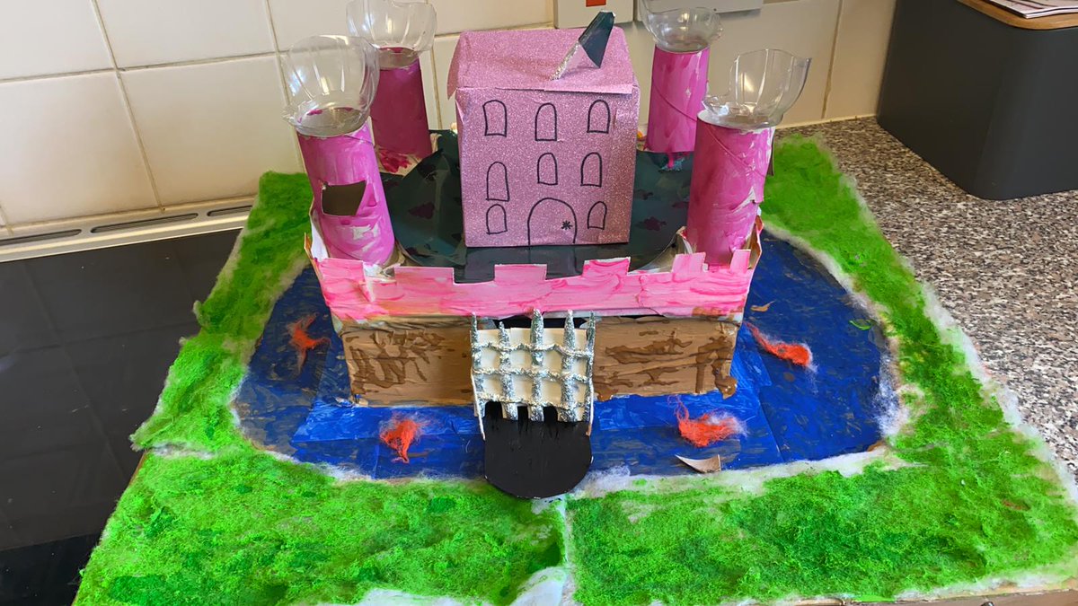 sumpner_emma's tweet photo. Graces Castle shes done for her DT lesson today 🏰 @HBMissKemp @HartleyBrookPri @mrstravishb https://t.co/JAlFDq56EP