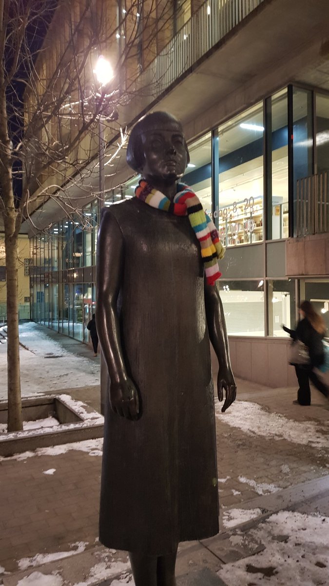 stadsbibliotek's tweet photo. Cold...
#KarinBoye #avenyn #Göteborg https://t.co/SBBytuTqC8