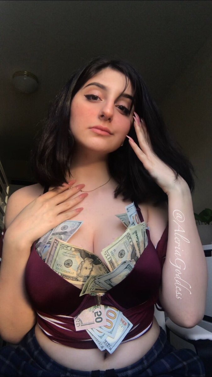 كل قبل نهاية اسبوع اكتشف انه عندي فلوس زيادة في الملابس .ما بعرف ليش انتو تعرفو?