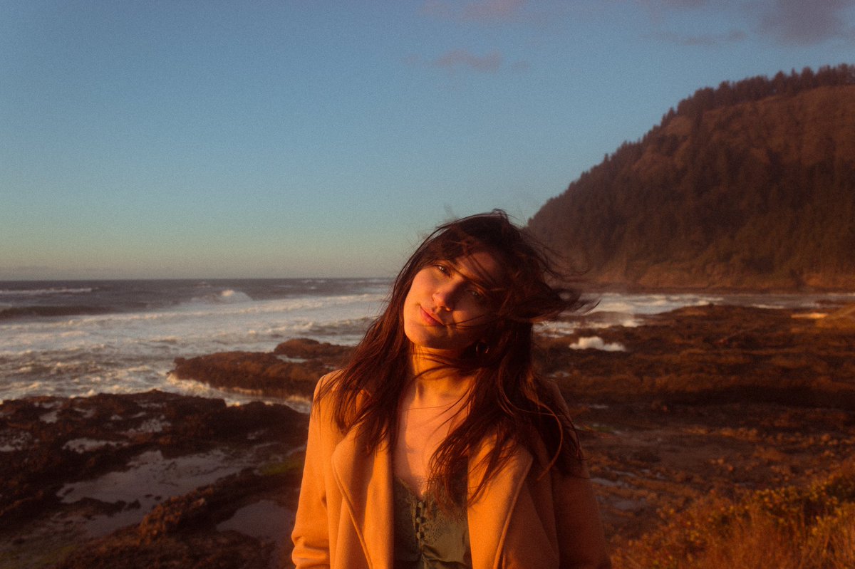 elianaexplores's tweet image. Artist                   VS          The Art