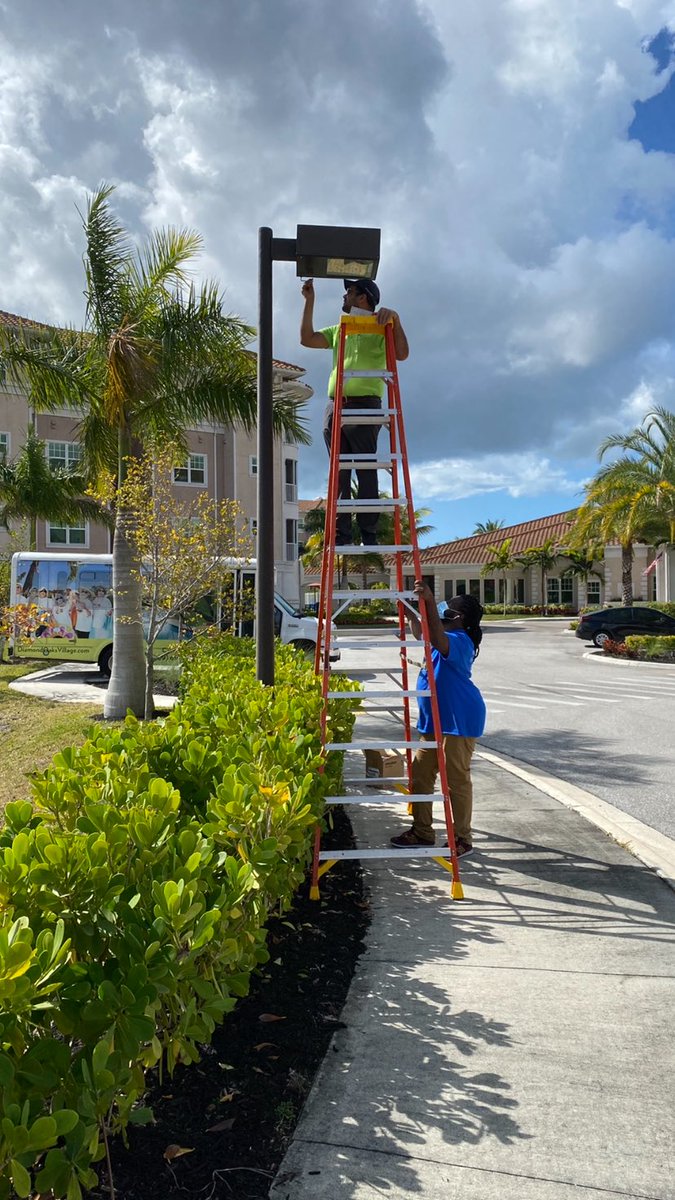 DiamondOaksVil's tweet photo. Maintenance-free living means never having to say “honey change the burned out light bulbs” our amazing Maintenance Team has you covered! #maintenancefreelife #activeseniorlife https://t.co/k3liJ0zJmW