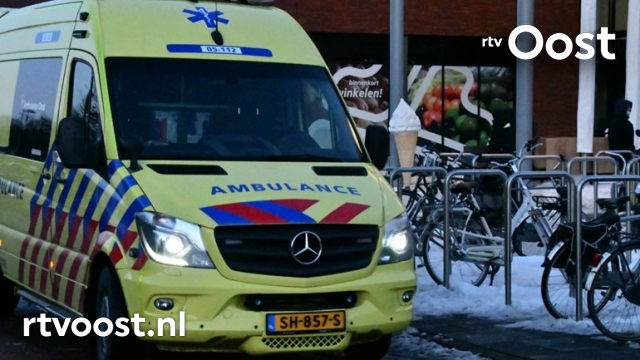 Twee personen gewond bij steekincident in supermarkt in Enschede. #rtvoost.