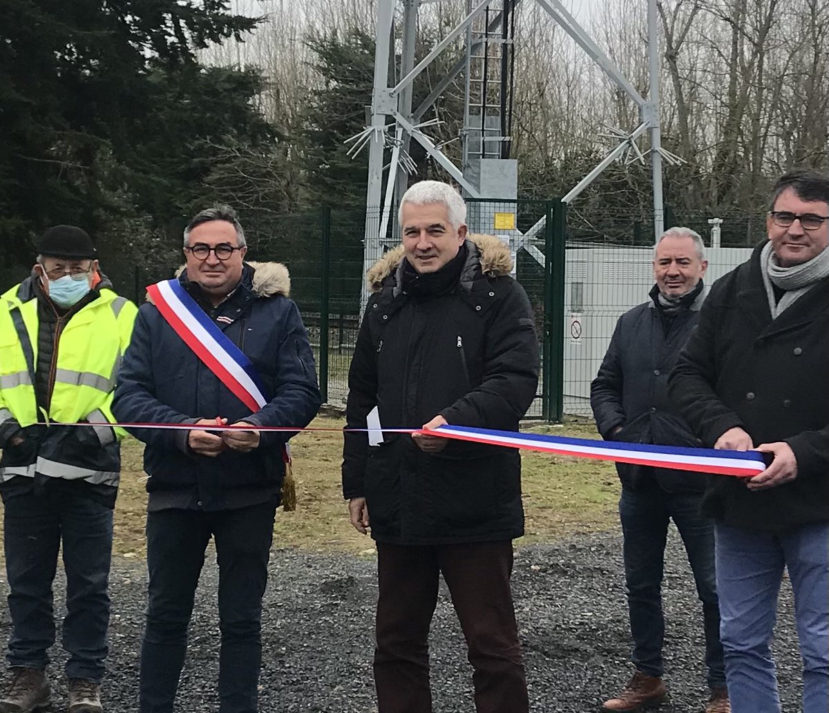AlainLeCoz's tweet photo. Heureux d’avoir inauguré ce jour la nouvelle antenne mobile #4GOrange et #4GFixe en compagnie d’#Herve Bessonnet Maire de #notredamederiez !
Après 28 nouveaux sites en 2020 sur la @DepVendee en zones rurales nous poursuivons nos investissements sur 2021 ✅
@OrangePaysLoire https://t.co/lSr1f9YhSi