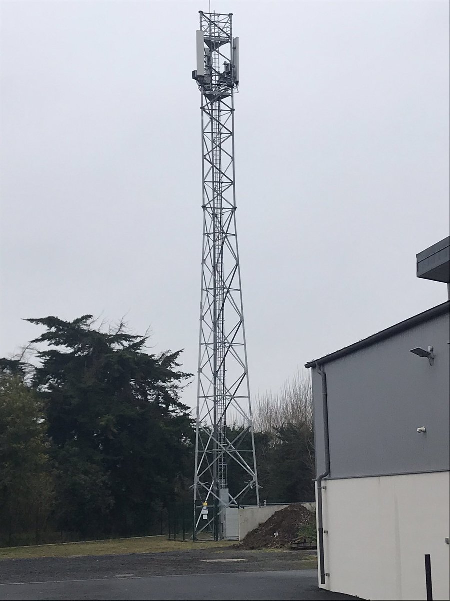 AlainLeCoz's tweet photo. Heureux d’avoir inauguré ce jour la nouvelle antenne mobile #4GOrange et #4GFixe en compagnie d’#Herve Bessonnet Maire de #notredamederiez !
Après 28 nouveaux sites en 2020 sur la @DepVendee en zones rurales nous poursuivons nos investissements sur 2021 ✅
@OrangePaysLoire https://t.co/lSr1f9YhSi