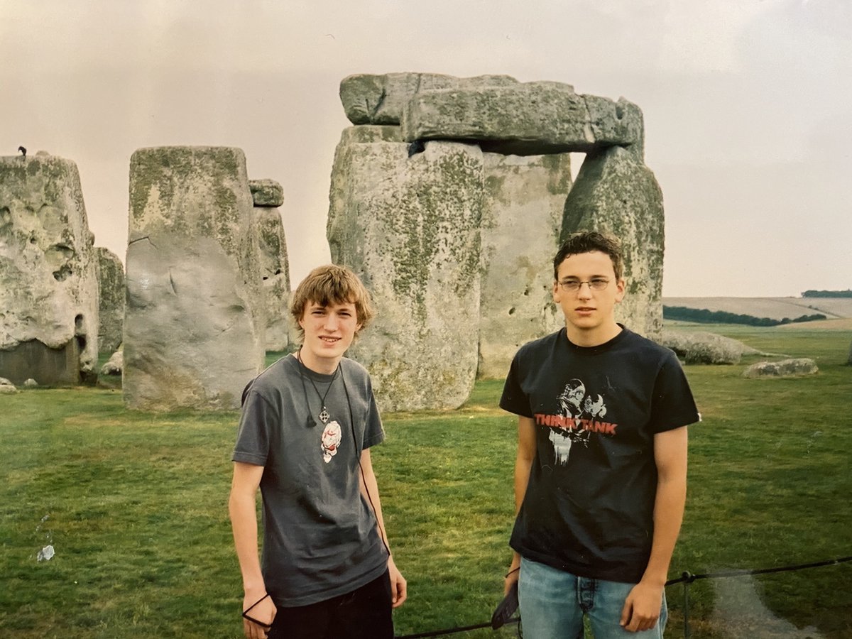Me and my brother visiting Stonehenge in AD 2003. Speaking of relatives in and around Stonehenge, here's a new (OA) paper with Jo Brück,  @SelBrace & Ian Barnes based on findings in Olalde et al. (2018) https://www.nature.com/articles/nature25738 https://www.cambridge.org/core/journals/cambridge-archaeological-journal/article/tales-from-the-supplementary-information-ancestry-change-in-chalcolithicearly-bronze-age-britain-was-gradual-with-varied-kinship-organization/5B71BE0F34927E0A7199A6A568DAB3BC
