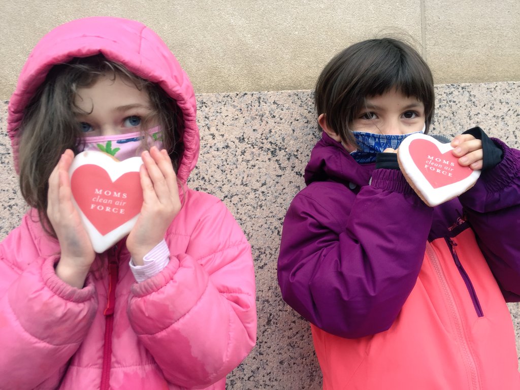 CleanAirMoms's tweet photo. 🔥🔥🔥More pics from our visit today to the @EPA ❤️❤️❤️❤️
This #ValentinesDay, we want the @epa to be our #ClimateValentine ❤️❤️
We look forward to their renewed commitment to protecting our kids from air pollution & #climatechange
#timetoact #ActOnClimate #climateaction https://t.co/EO5Na6oWNI