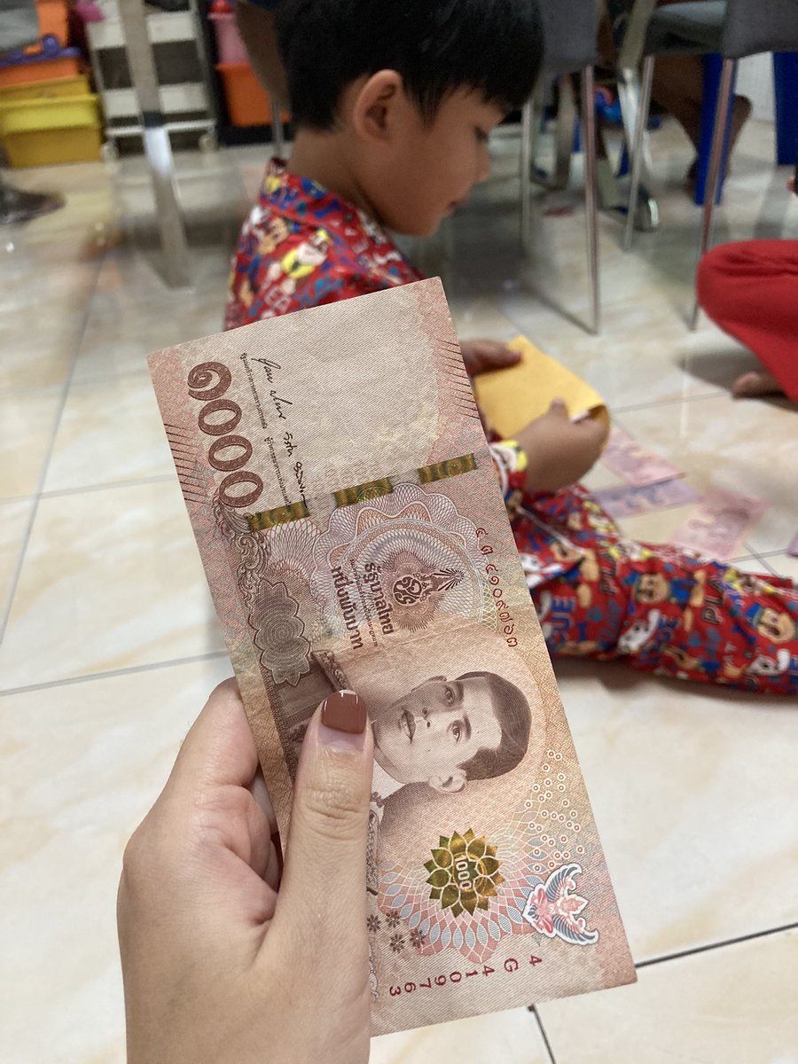 งง น้องชายนั่งแกะซองนับตังค์ ฉันแกล้งหยิบแล้ววิ่งหนี กะว่าต้องร้องแน่ๆ เพราะปกติเวลาแกล้งแบบนี้แล้วร้องตลอด สรุปมันบอก เอาไปเถอะ ให้อาเจ้ วันนี้มีเยอะ งงนะ พระเอกฟิคใช้เงินเหมือนกระดาษเอาเงินฟาดหัวนายเอกอยู่นี่แล้ว