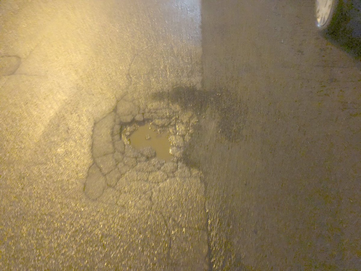 Elettrocri's tweet photo. Mi domandavo  MA A SIGNA 
se cè una buca larga e accanto riasfalti  quella fatta per la fibra ...
PERCHÉ RICOPRI SOLO METÀ BUCA ?  Sindaco !! @GiampieroFossi
questo succede in via Don Minzoni 
Intervenga in questi scempi di incoerenza 
GRAZIE https://t.co/ev0a7bRiG6
