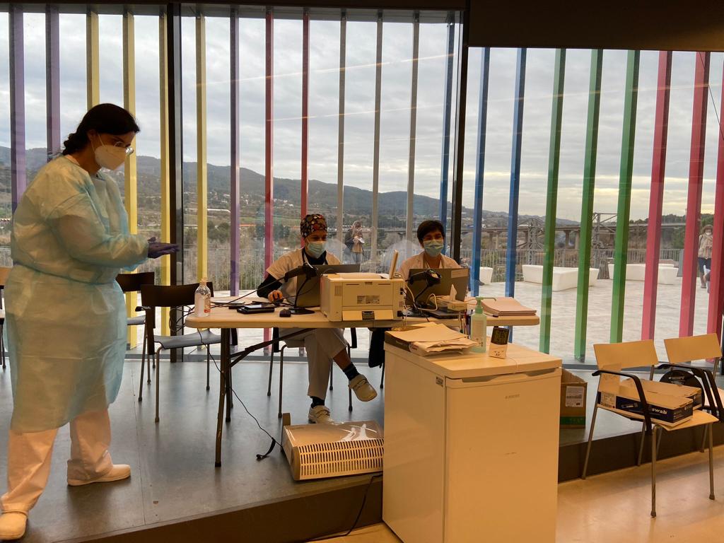 ICS. Generalitat (@icscat) on Twitter photo Seguim vacunant 💉professionals de col·lectius sanitaris! Portem 2️⃣8️⃣0️⃣ persones a la Fira de Cornellà, 4️⃣2️⃣0️⃣ a l'Hotel Salut🏬 de l'Hospitalet, 6️⃣0️⃣ al Casal de Gent Gran de Can Serra i 1️⃣7️⃣1️⃣ a <a href="/bibmartorell/">Biblioteca Martorell</a> <a href="/LHAjuntament/">Ajuntament de L'Hospitalet</a> @QFerACornella <a href="/AjuntaMartorell/">Ajuntament de Martorell</a> #APCostaPonent Seguim vacunant 💉professionals de col·lectius sanitaris! Portem 2️⃣8️⃣0️⃣ persones a la Fira de Cornellà, 4️⃣2️⃣0️⃣ a l'Hotel Salut🏬 de l'Hospitalet, 6️⃣0️⃣ al Casal de Gent Gran de Can Serra i 1️⃣7️⃣1️⃣ a <a href="/bibmartorell/">Biblioteca Martorell</a> <a href="/LHAjuntament/">Ajuntament de L'Hospitalet</a> @QFerACornella <a href="/AjuntaMartorell/">Ajuntament de Martorell</a> #APCostaPonent