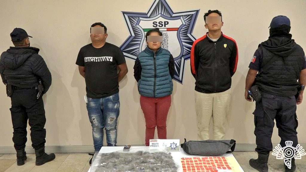 #Puebla: Capturan a "Los Gari" por robos a negocios y casa habitación: facebook.com/49561229118168…

Detienen a presunta líder de "Los Michoacanos": facebook.com/49561229118168…

También a 2 hombres y 1 mujer dedicados a la venta de droga: facebook.com/49561229118168…

2/4