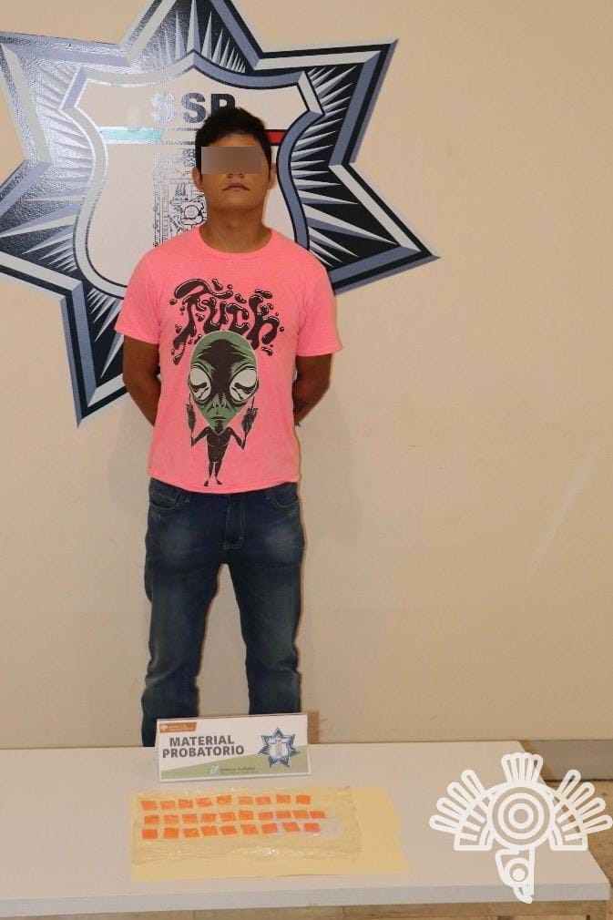 #Puebla: Durante un operativo de vigilancia en el Barrio de Santiago detuvieron a dos presuntos distribuidores de droga: facebook.com/49561229118168…

En la colonia Loma Encantada, capturaron a Adán E., presunto distribuidor de droga: facebook.com/49561229118168…

3/4