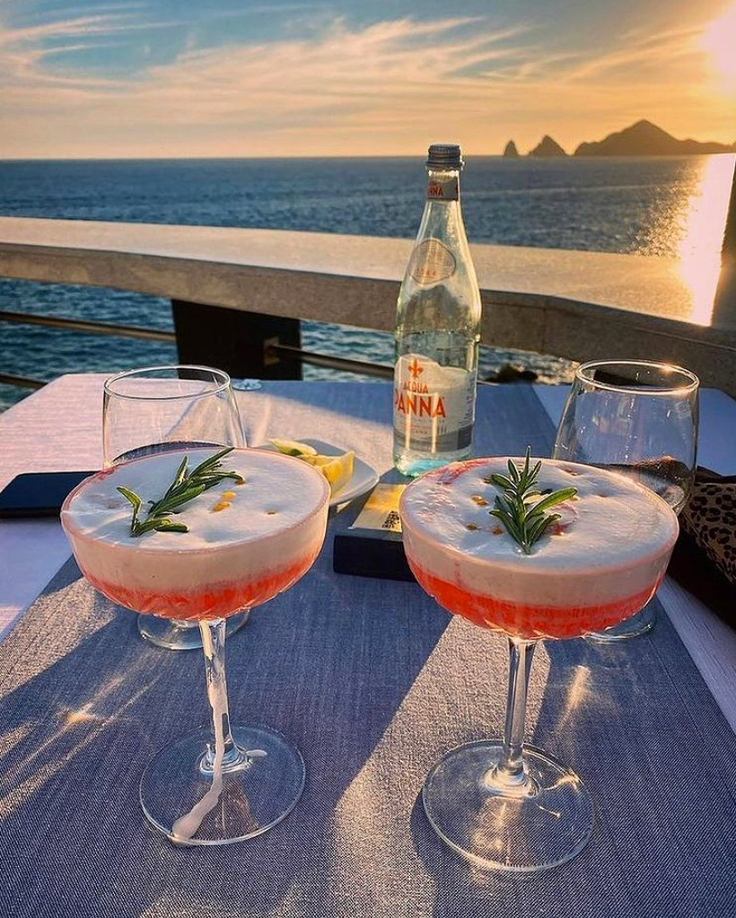The perfect amuse to enjoy a #LosCabos sunset 🌅 #ValentinesDay is coming up and @SunsetMonaLisa’s designed a unique experience to safely celebrate this special day. Find more information & reserve at: sunsetmonalisa.com/events/valenti…