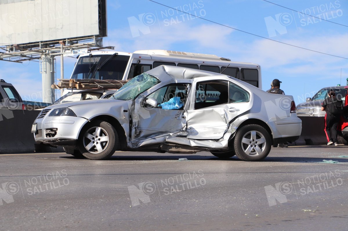 nSaltillo's tweet photo. Accidente con persona sin vida subiendo el puente LEA y Perez Treviño con dirección de sur a norte donde un vehículo Vision y un Jetta son impactados por un tracto camión. El conductor del Volkswagen perdió la vida. Tráfico complicado por cierre de vialidad #Saltillo https://t.co/rIgZgF0YwY
