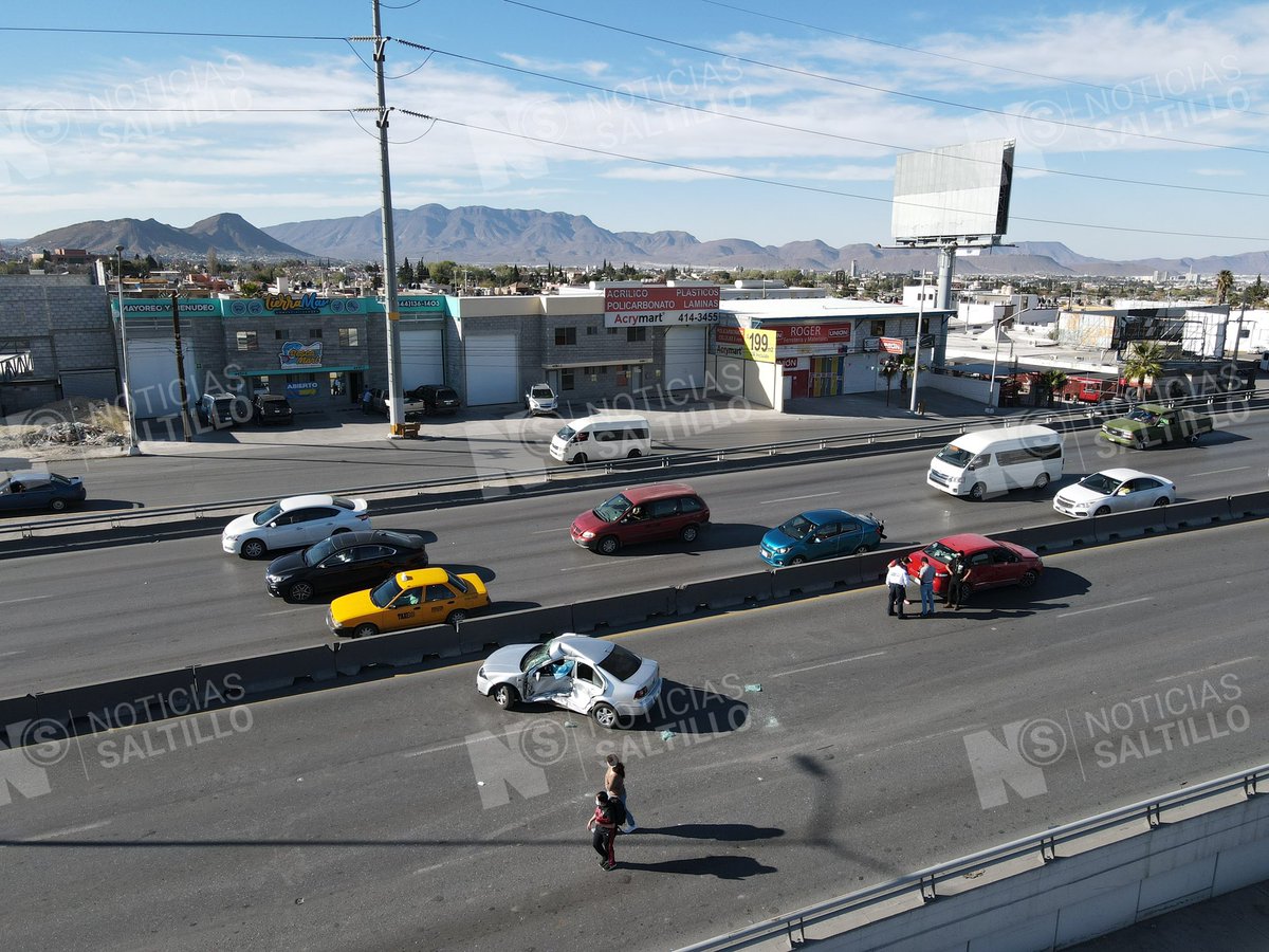 nSaltillo's tweet photo. Accidente con persona sin vida subiendo el puente LEA y Perez Treviño con dirección de sur a norte donde un vehículo Vision y un Jetta son impactados por un tracto camión. El conductor del Volkswagen perdió la vida. Tráfico complicado por cierre de vialidad #Saltillo https://t.co/rIgZgF0YwY