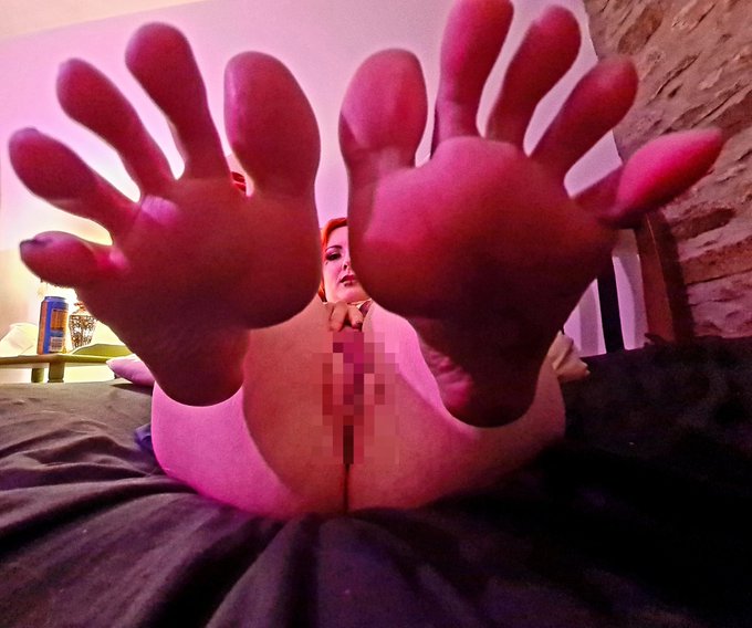 1 pic. Toes fit for a king, shame you're only a boot boy.. 
Pfft pesky pixels..
£ladyluciferuk 
Tribute