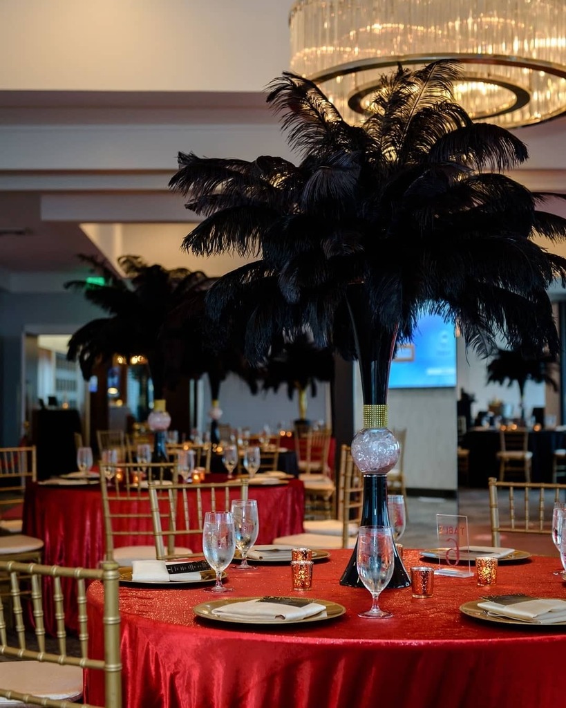 TYWPodcast's tweet image. How glam are these centerpieces? ✨ 
​
​Planner: @chicandsavvyoccasions
Photographer: @mbymichaelaphotography
Rentals: @rentmywedding