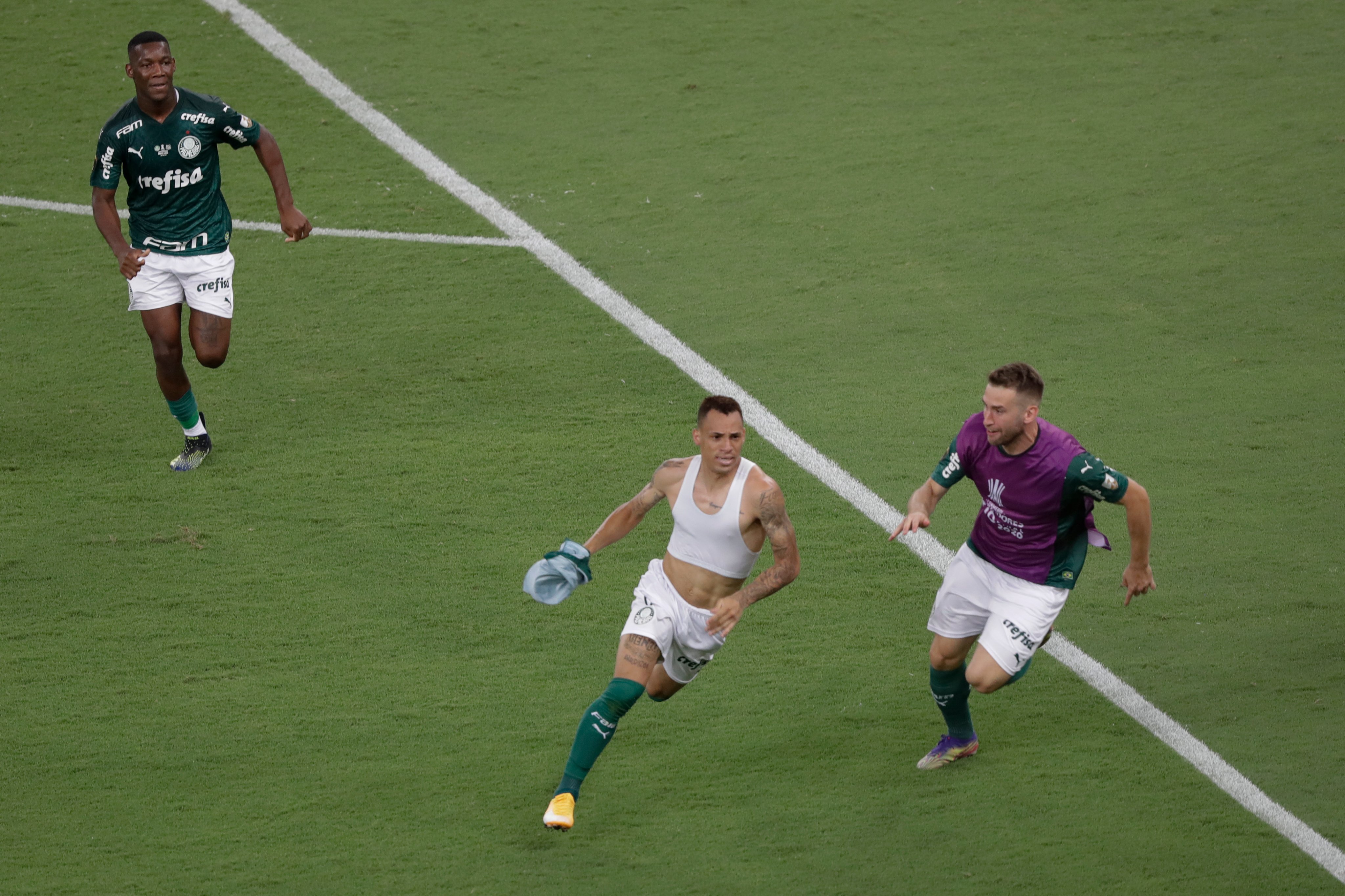 Breno Lopes sem camisa comemorando seu gol pelo Verdão (Foto: Divulgação/CONMEBOL Libertadores)