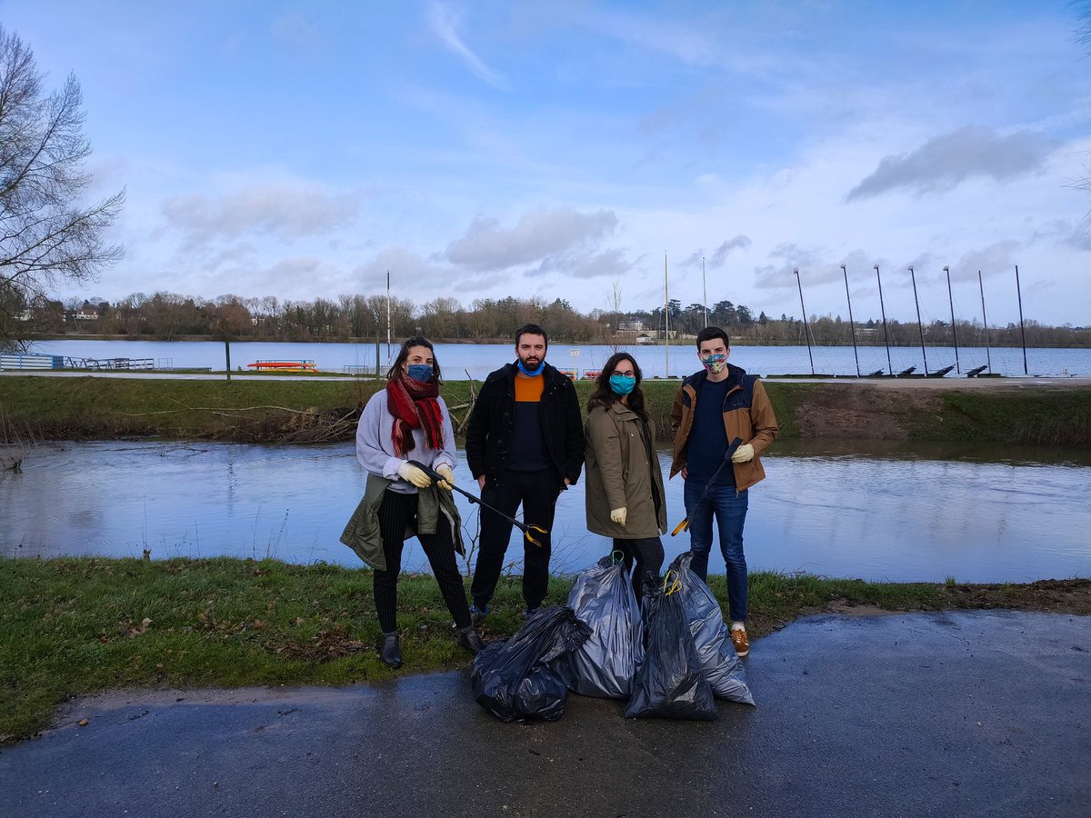 ZeroWasteOrl's tweet photo. Ce matin, une partie des membres du groupe s'est joint à la clean walk menée par Orléans Zéro Plastique, afin de nettoyer les alentours de l'île Charlemagne.
Rien qu'à nous quatre, nous avons rempli quasiment quatre sacs-poubelles...
#Orleans #CleanYourEnvironment #ecologie https://t.co/AJwyh5o2IZ