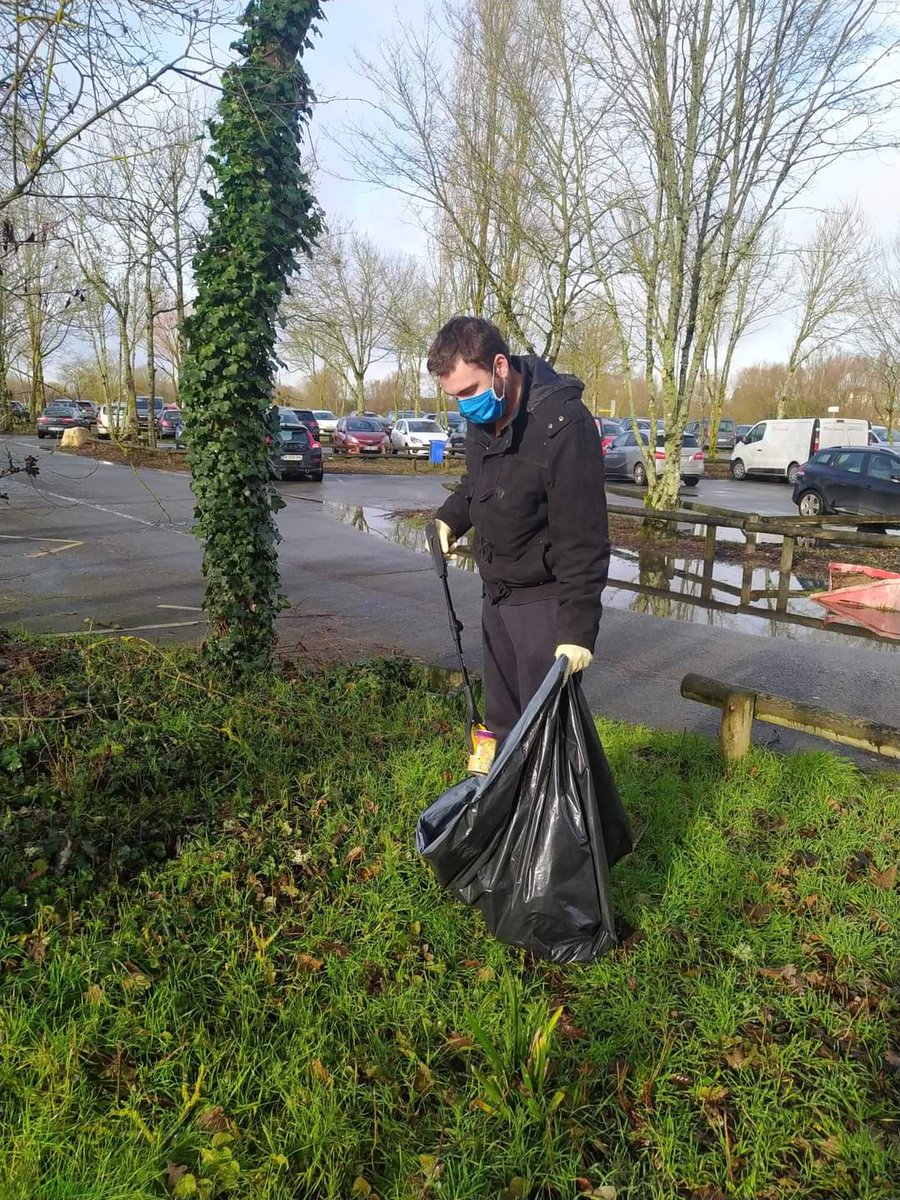 ZeroWasteOrl's tweet photo. Ce matin, une partie des membres du groupe s'est joint à la clean walk menée par Orléans Zéro Plastique, afin de nettoyer les alentours de l'île Charlemagne.
Rien qu'à nous quatre, nous avons rempli quasiment quatre sacs-poubelles...
#Orleans #CleanYourEnvironment #ecologie https://t.co/AJwyh5o2IZ