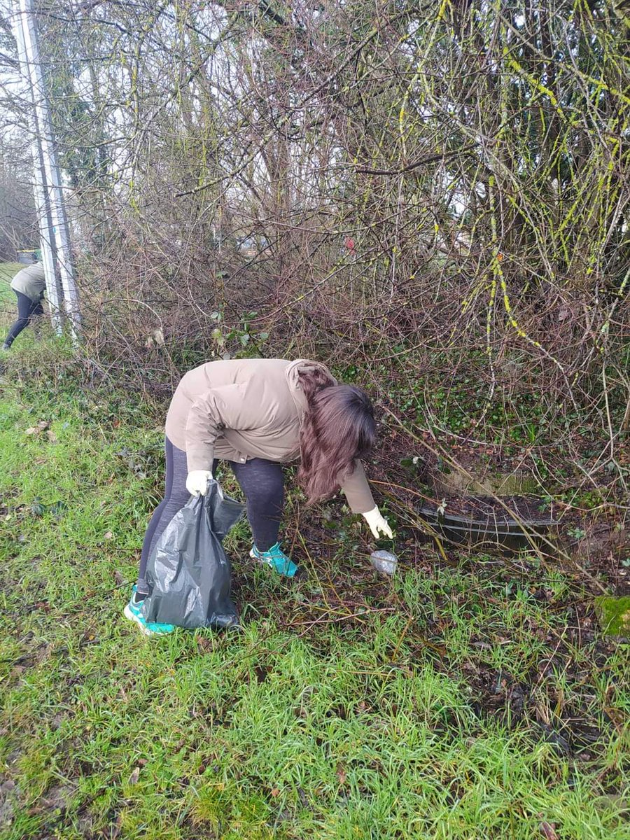 ZeroWasteOrl's tweet photo. Ce matin, une partie des membres du groupe s'est joint à la clean walk menée par Orléans Zéro Plastique, afin de nettoyer les alentours de l'île Charlemagne.
Rien qu'à nous quatre, nous avons rempli quasiment quatre sacs-poubelles...
#Orleans #CleanYourEnvironment #ecologie https://t.co/AJwyh5o2IZ